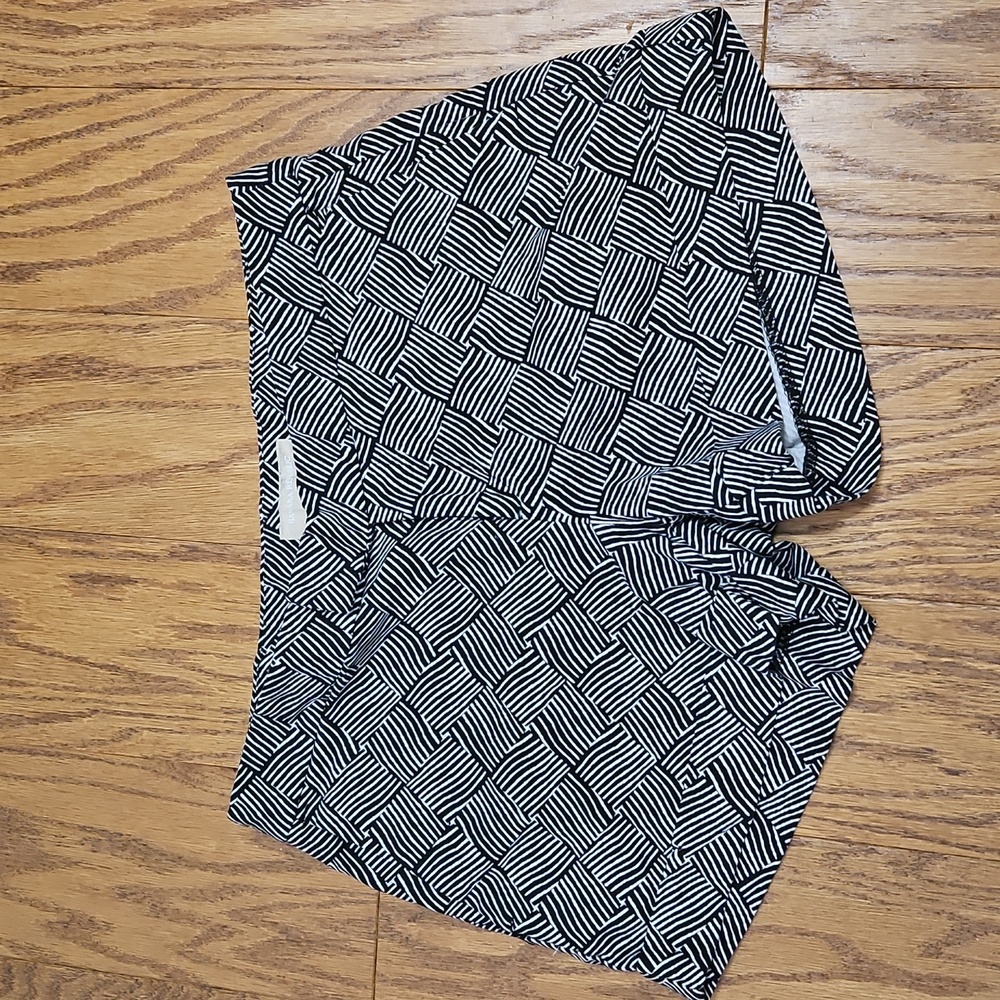 Banana Republic Black & White Geometric Shorts | Women’s 4